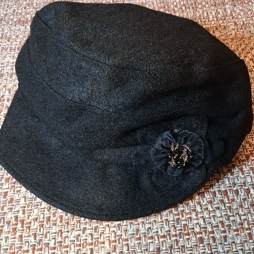Women’s Decorative Flower Winter Hat - Black and Gray